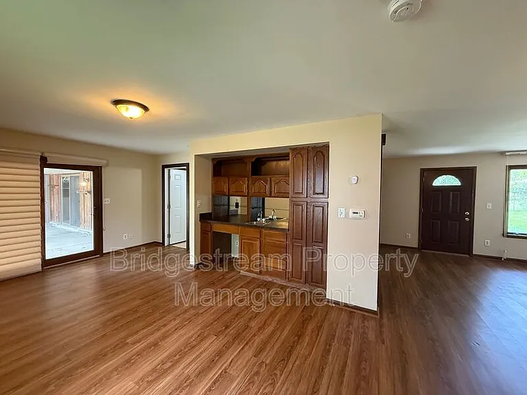 2135 E Rahn Rd — Photo 7