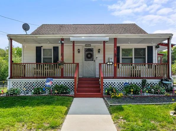 8 Paglione Dr, Dudley, MA 01571