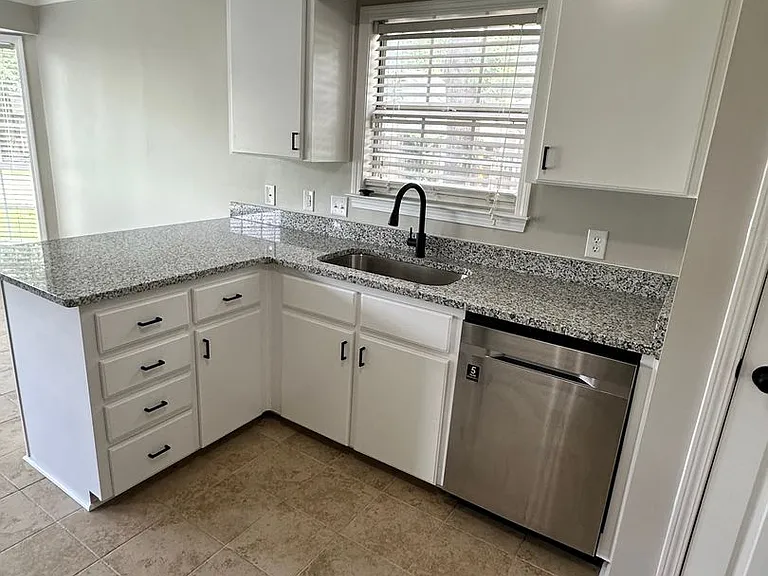 201 Belton Dr — Photo 32