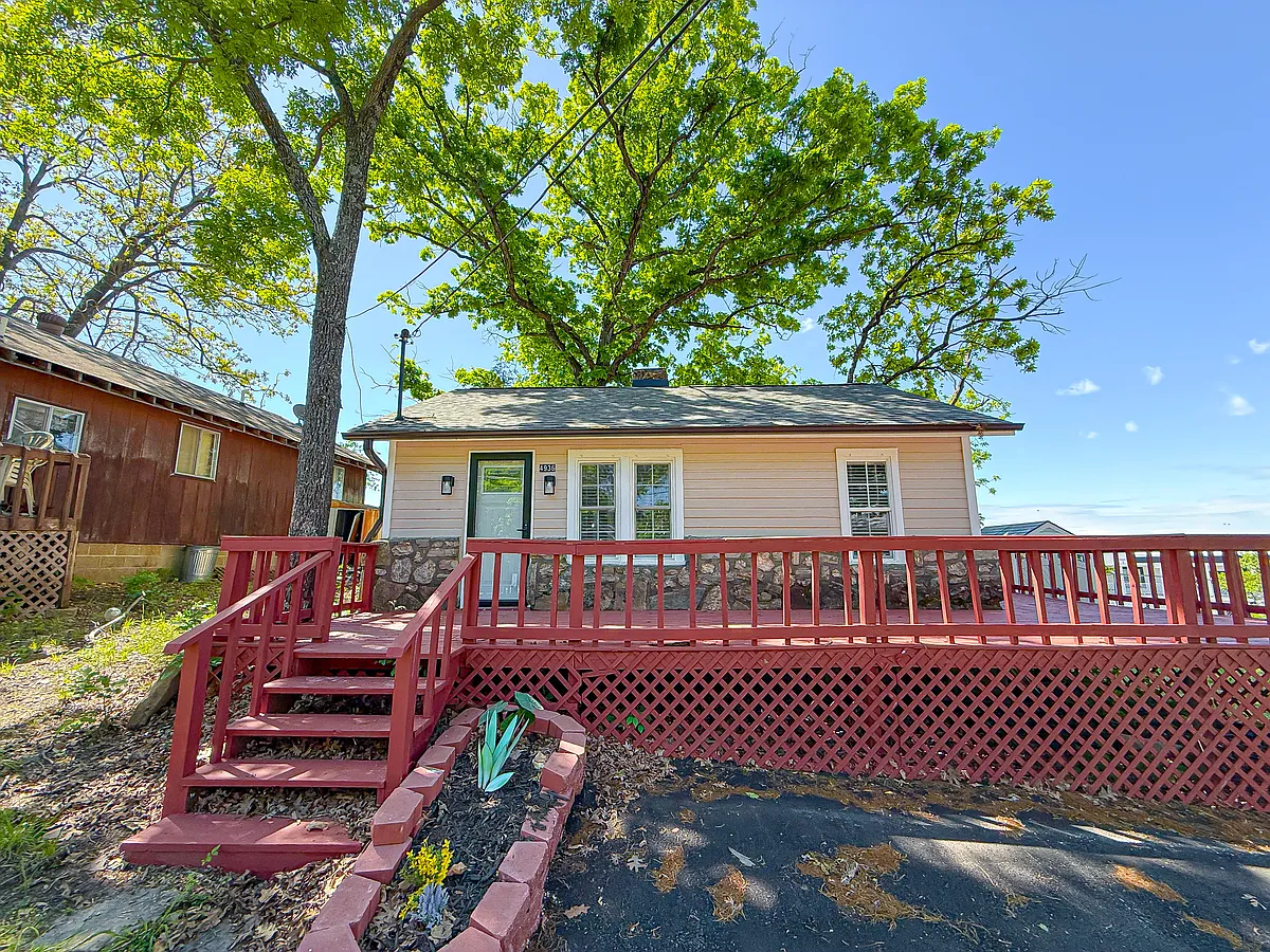 Building Photo - 4936 University Ln