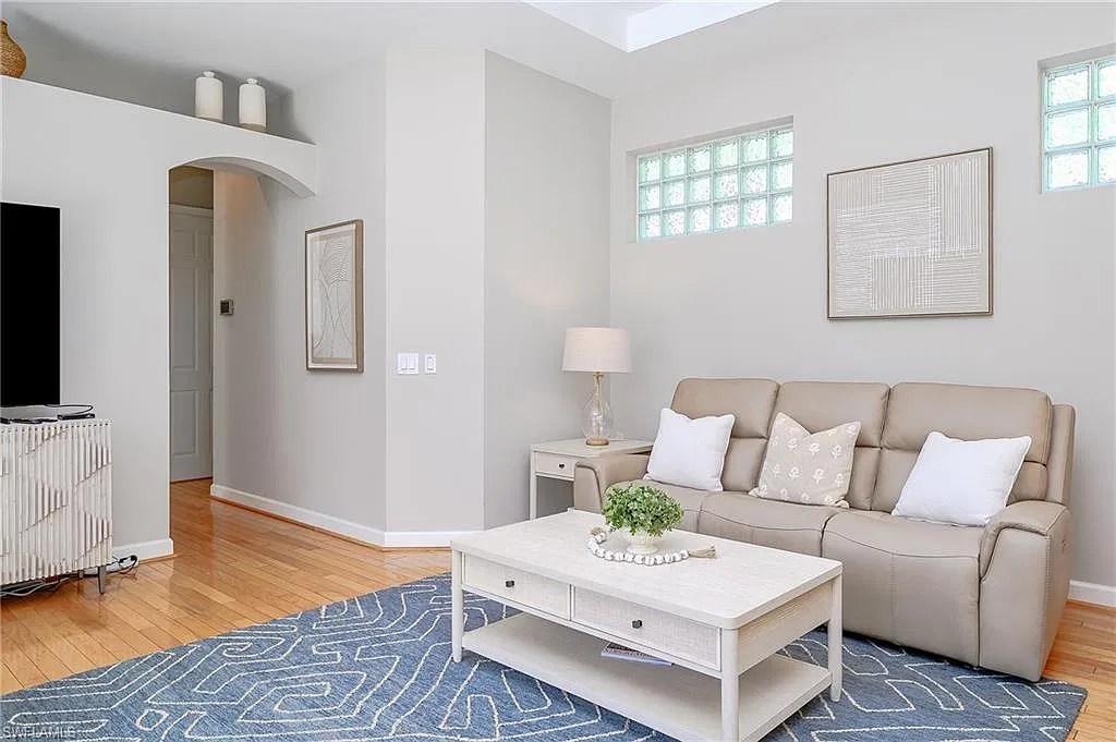 4 bed, 4.0 bath, 2395 sqft, $10,000 — Photo 4