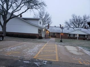 25320 Country Club Blvd #7-16, North Olmsted, OH 44070