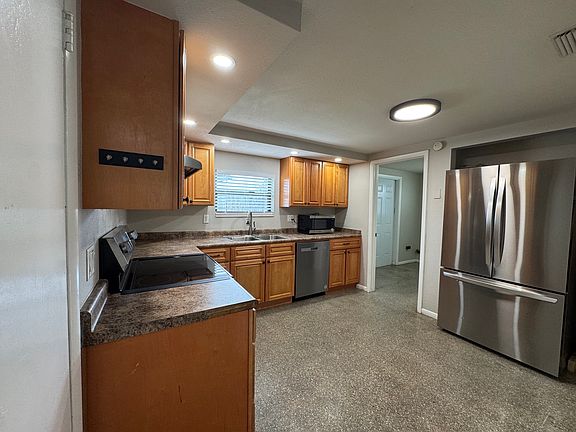 5th image of 715 Clarke Ave