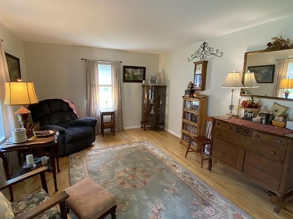 3rd image of 1516 Roseland Ave