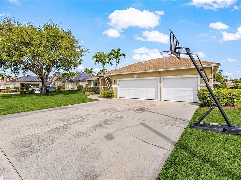 2031 Teagarden Ln — Photo 3