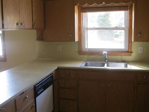 3rd image of 400 Donita Ave