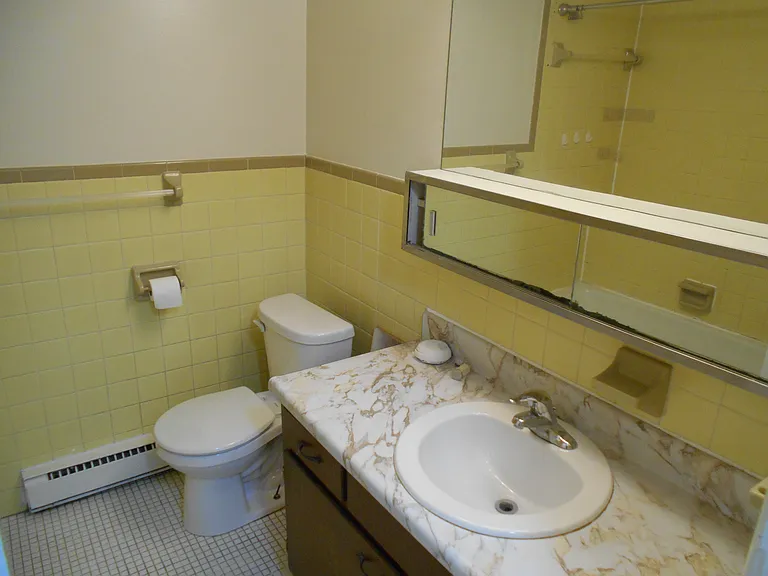 718 E 18th St #B10 — Photo 9