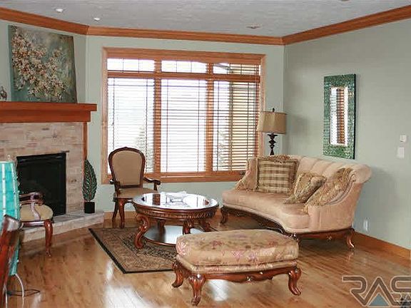 2nd image of 600 W Garden Pl