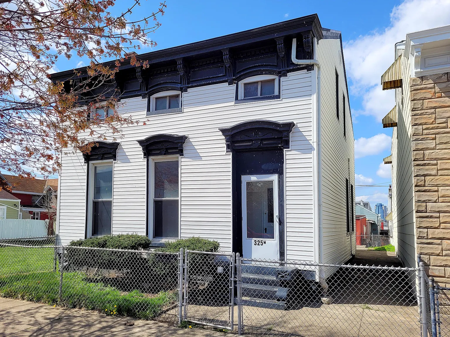 325 W 10th St photo 1