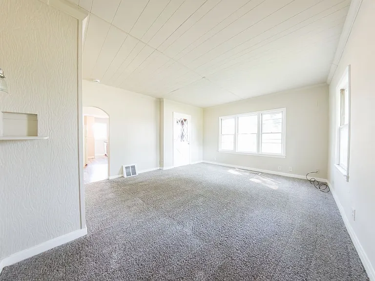302 Porter Ave — Photo 3