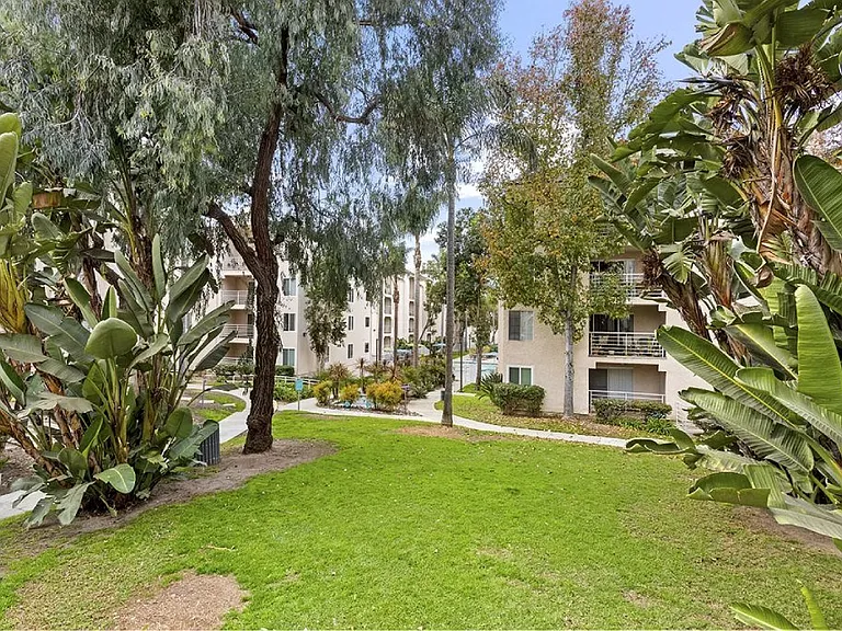 La Regencia Apartments — Photo 13