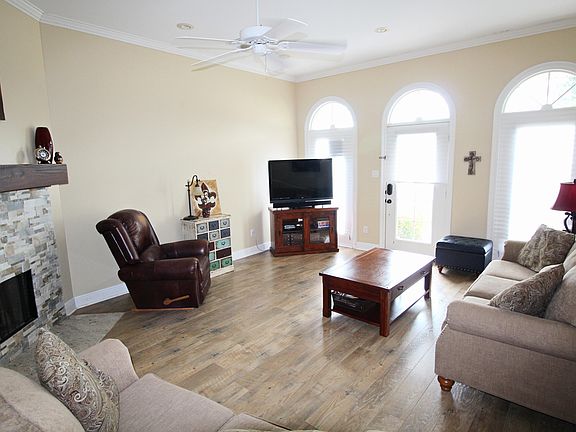5th image of 104 Herlil Cir
