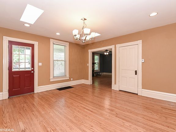 3rd image of 215 N South Elgin Blvd