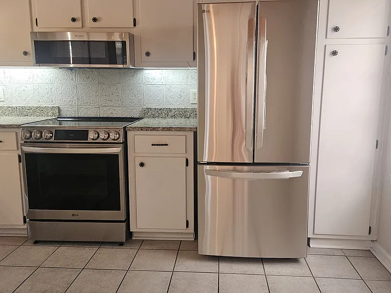 303 S Bonita Ave — Photo 3
