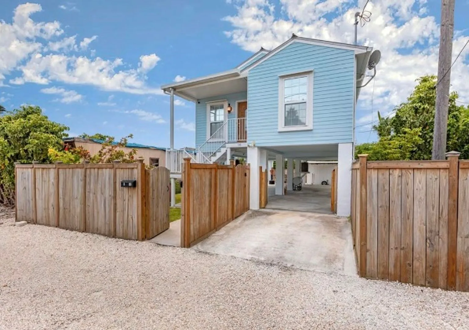 New Price!! Move In Ready Single Family Home - 4 Bedroom - 1.5 Bathroom On Stock Island — Photo 1
