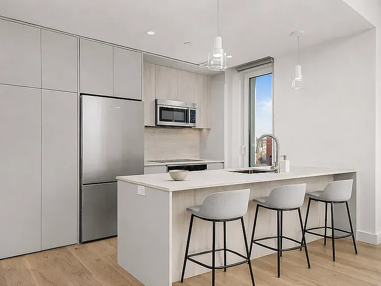 130 2nd St #8D — Photo 3