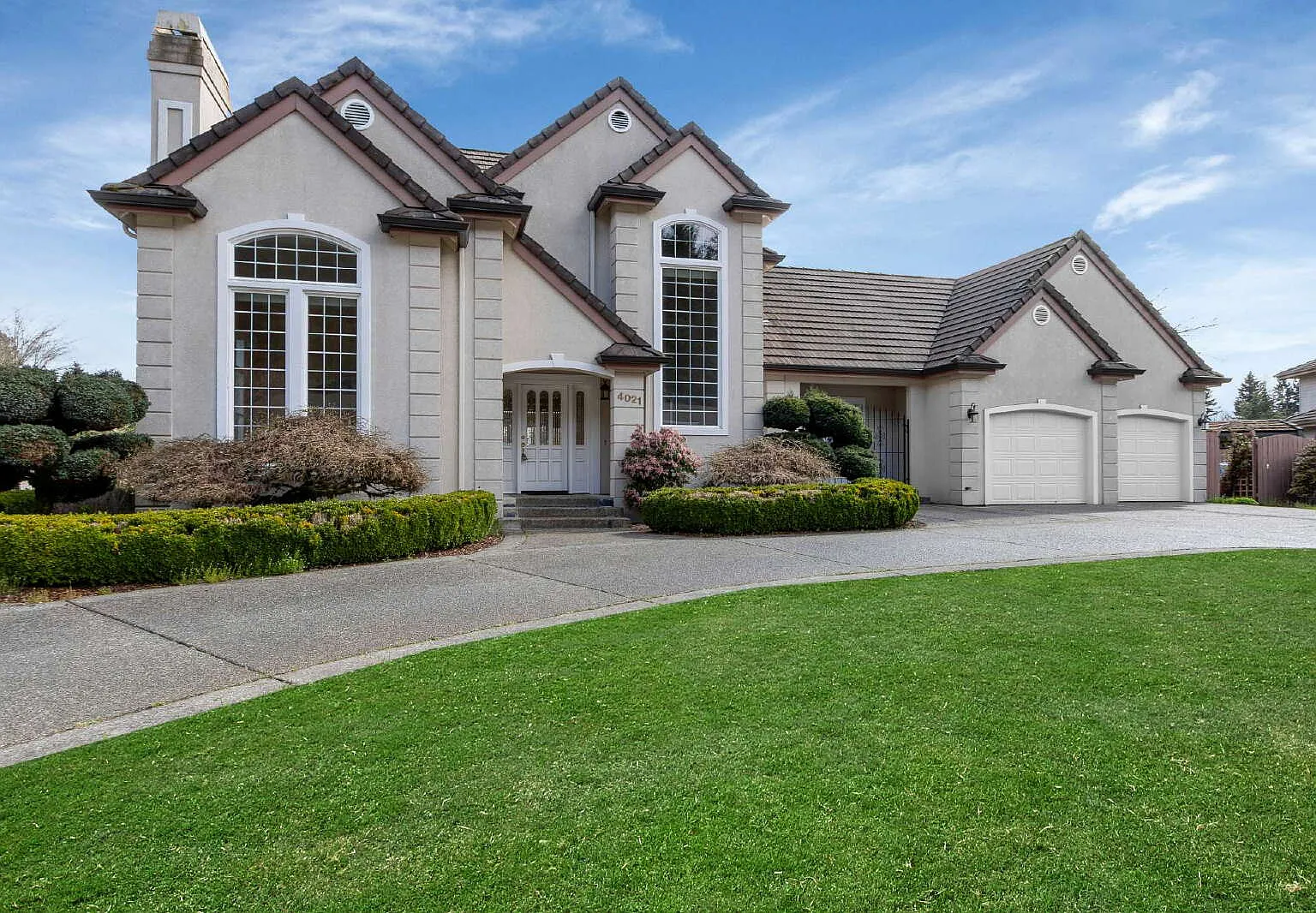 Extravagant Custom Home in Olympia — Photo 2