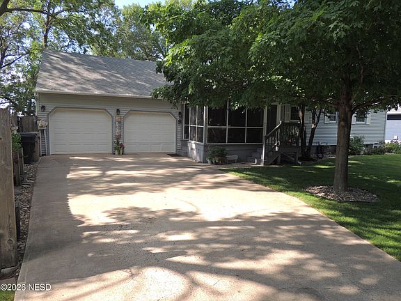 2nd image of 1008 S Lake Dr