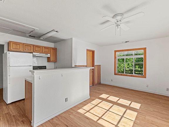 5th image of 108 W Austin St Unit B