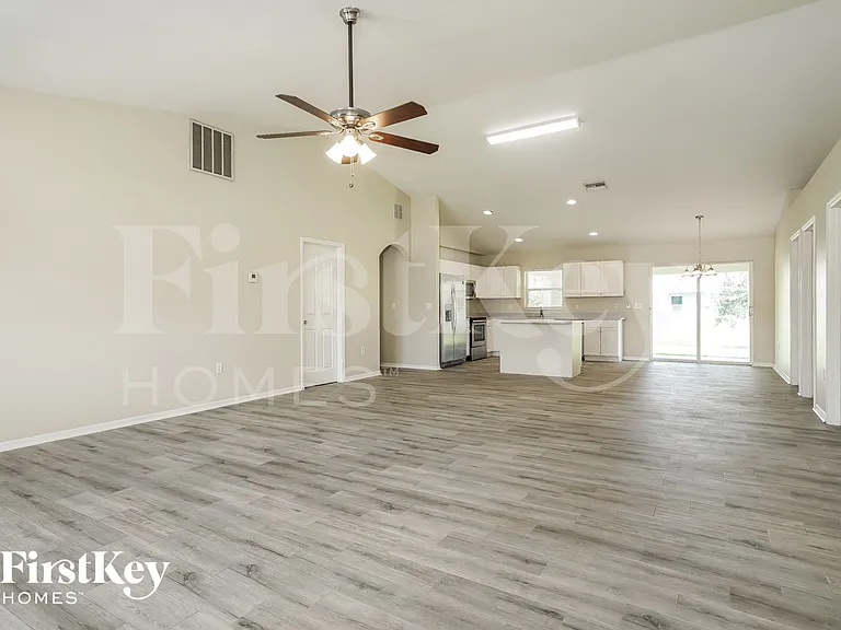 3506 NE 18th Pl — Photo 3
