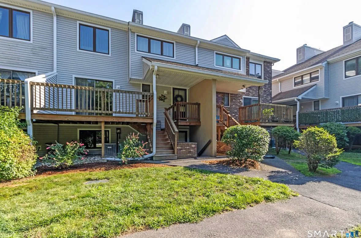 2 bed, 1.5 bath, 1337 sqft, $2,700 — Photo 1
