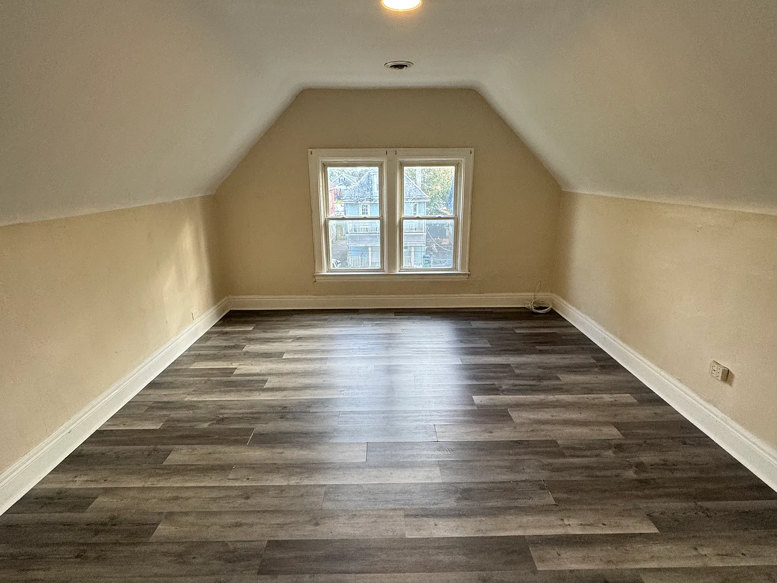 5 bed, 1300 sqft, $1,400 — Photo 2