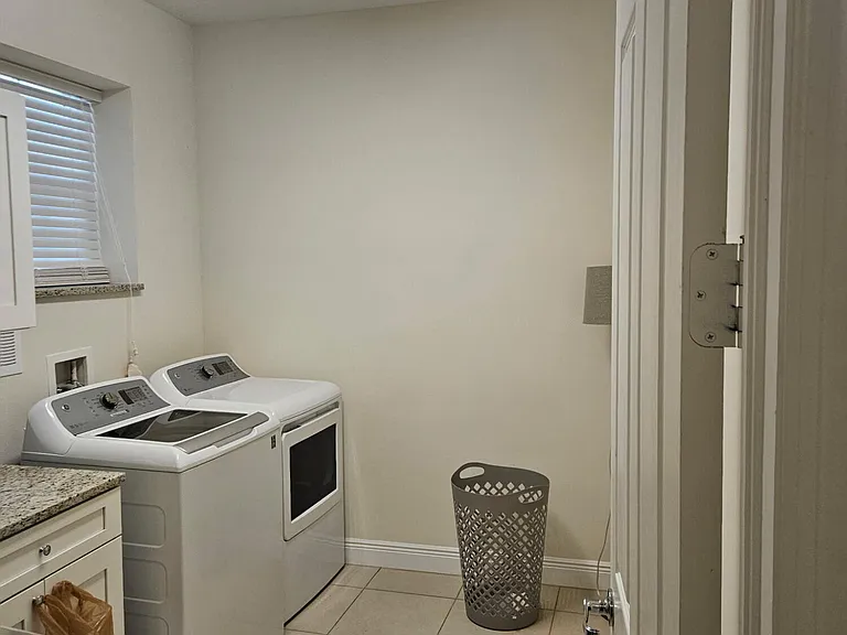 5768 NW Zenith Dr — Photo 7