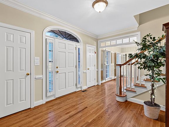 4th image of 833 Oakcrest Rd