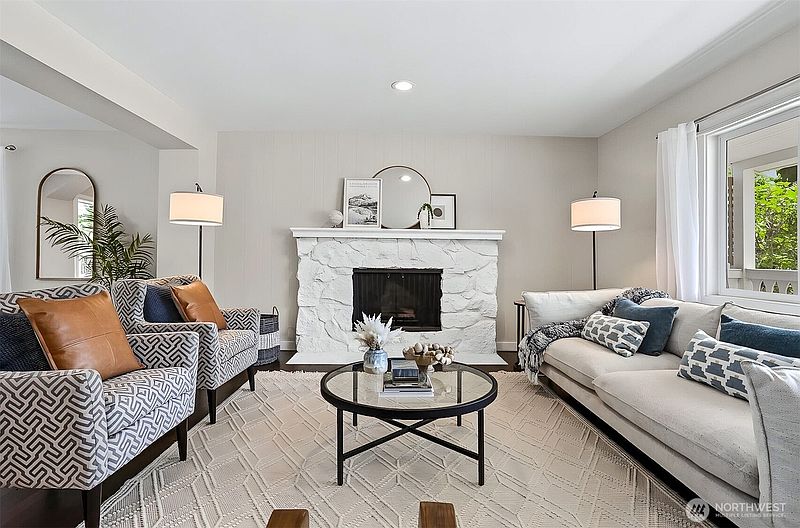 3rd image of 9652 42nd Avenue NE