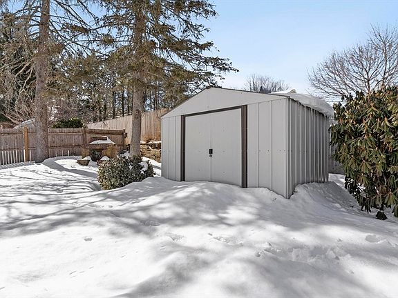 5th image of 6 Meadowbrook Dr