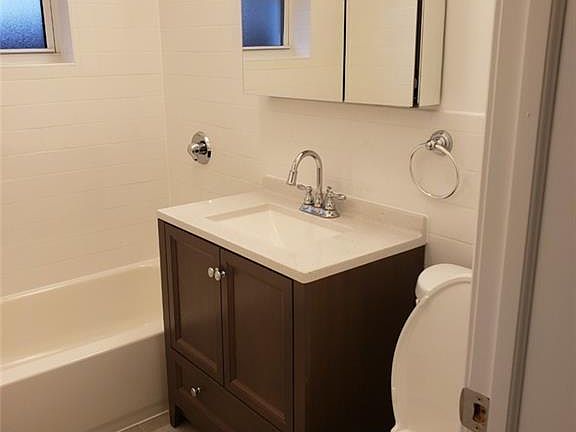 4th image of 196 Martine Ave APT 3D