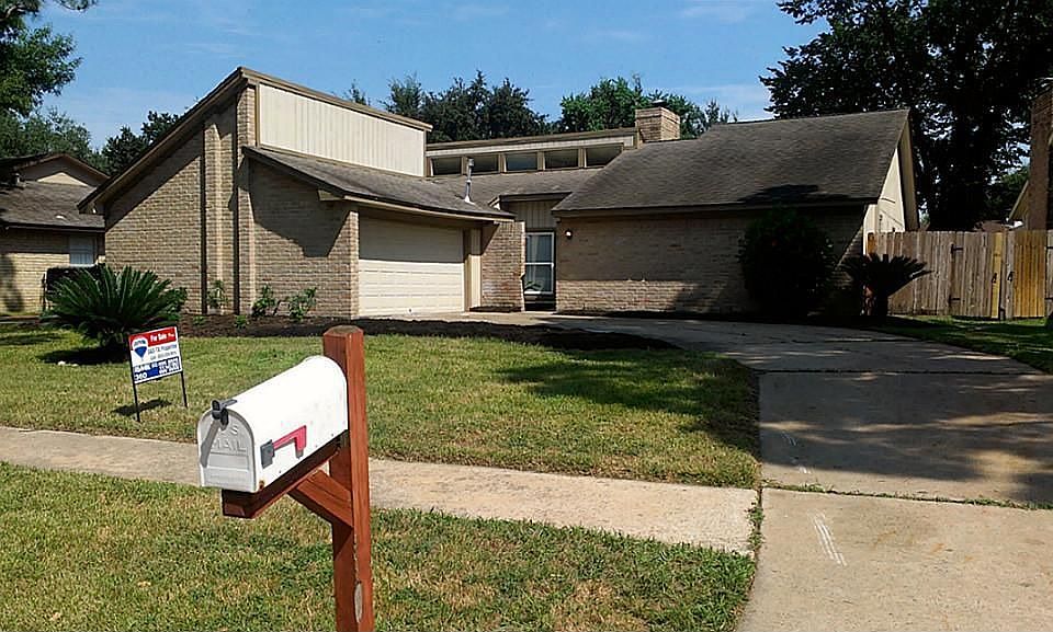 1st image of 15934 Walnut Wood Dr