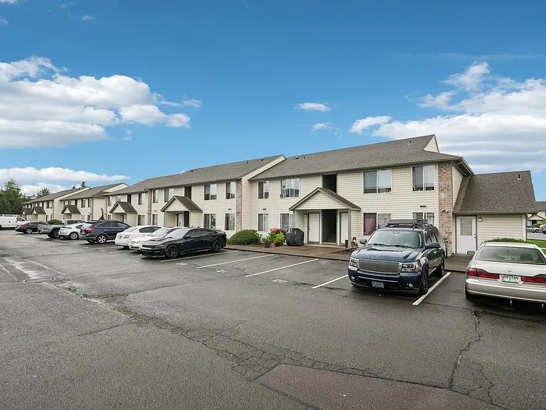 Stonehedge Court Apartments — Photo 14