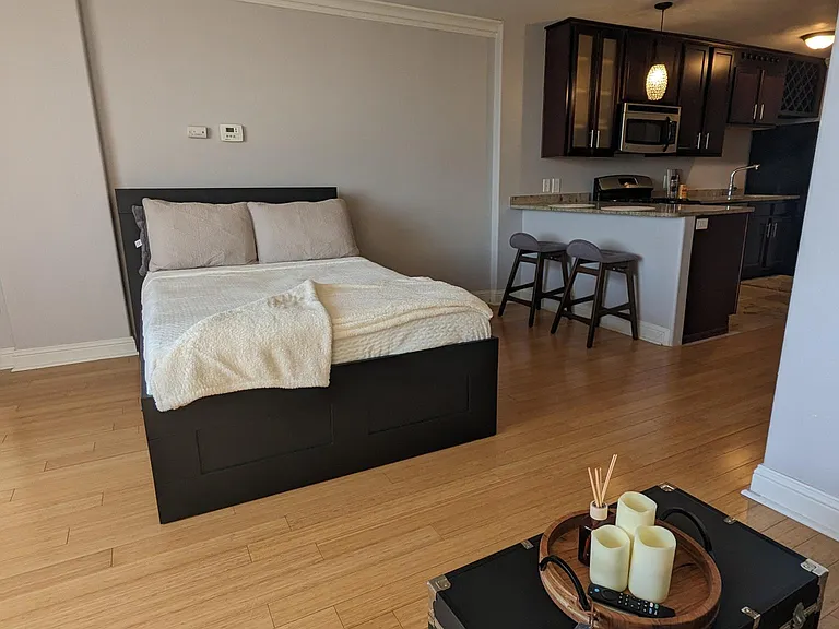 700 E 8th St #7L — Photo 1