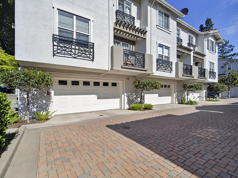 938 Visconti Pl — Photo 40