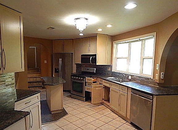4th image of 1055 W Palatine Rd