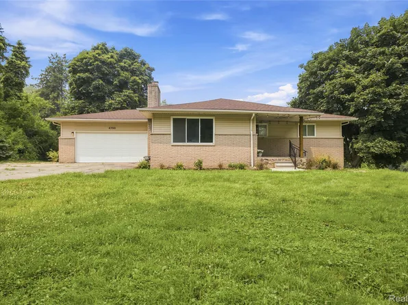4700 Indianwood Ct, Clarkston, MI 48348