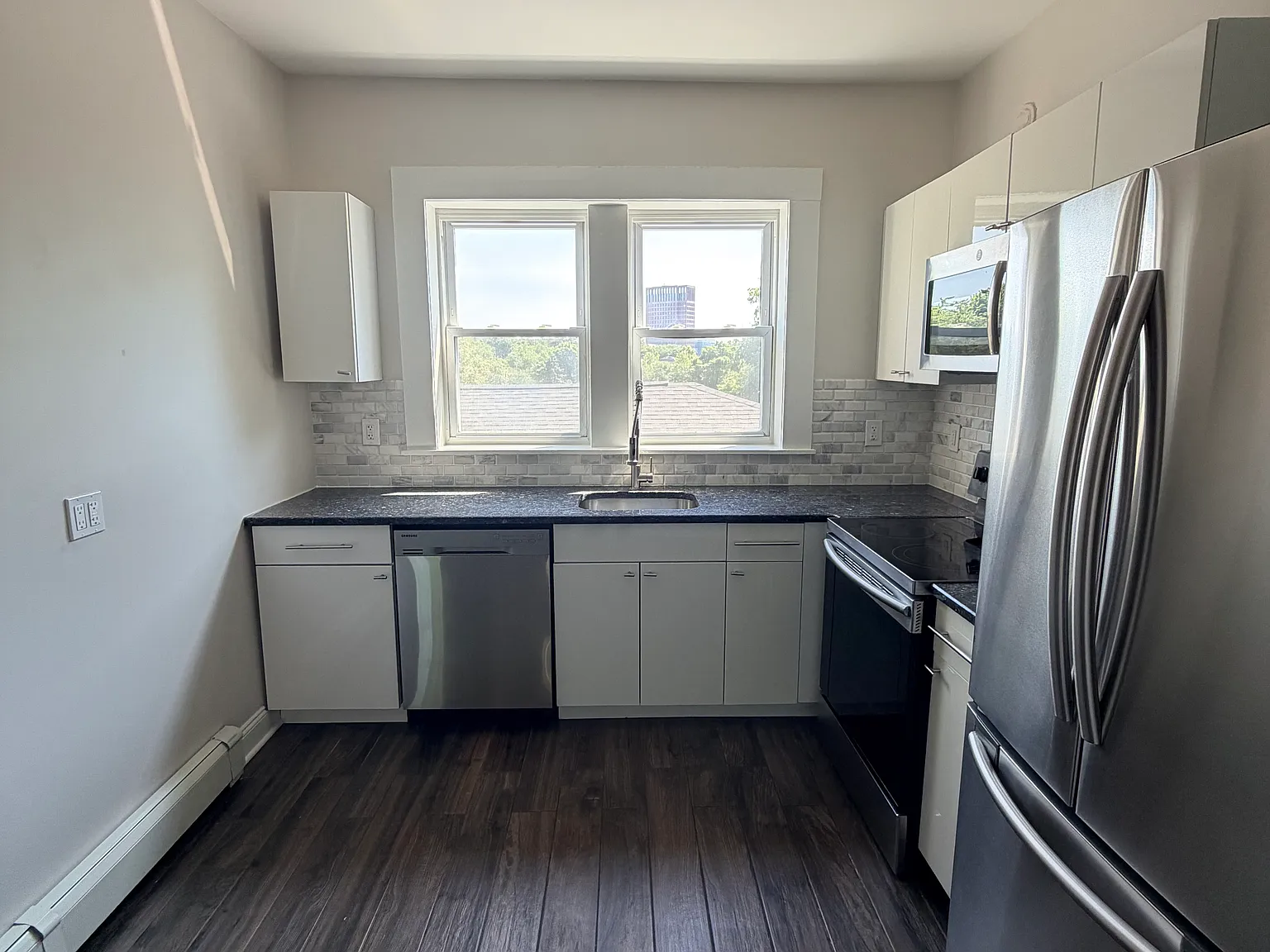 2 bed, 850 sqft, $2,195 — Photo 2
