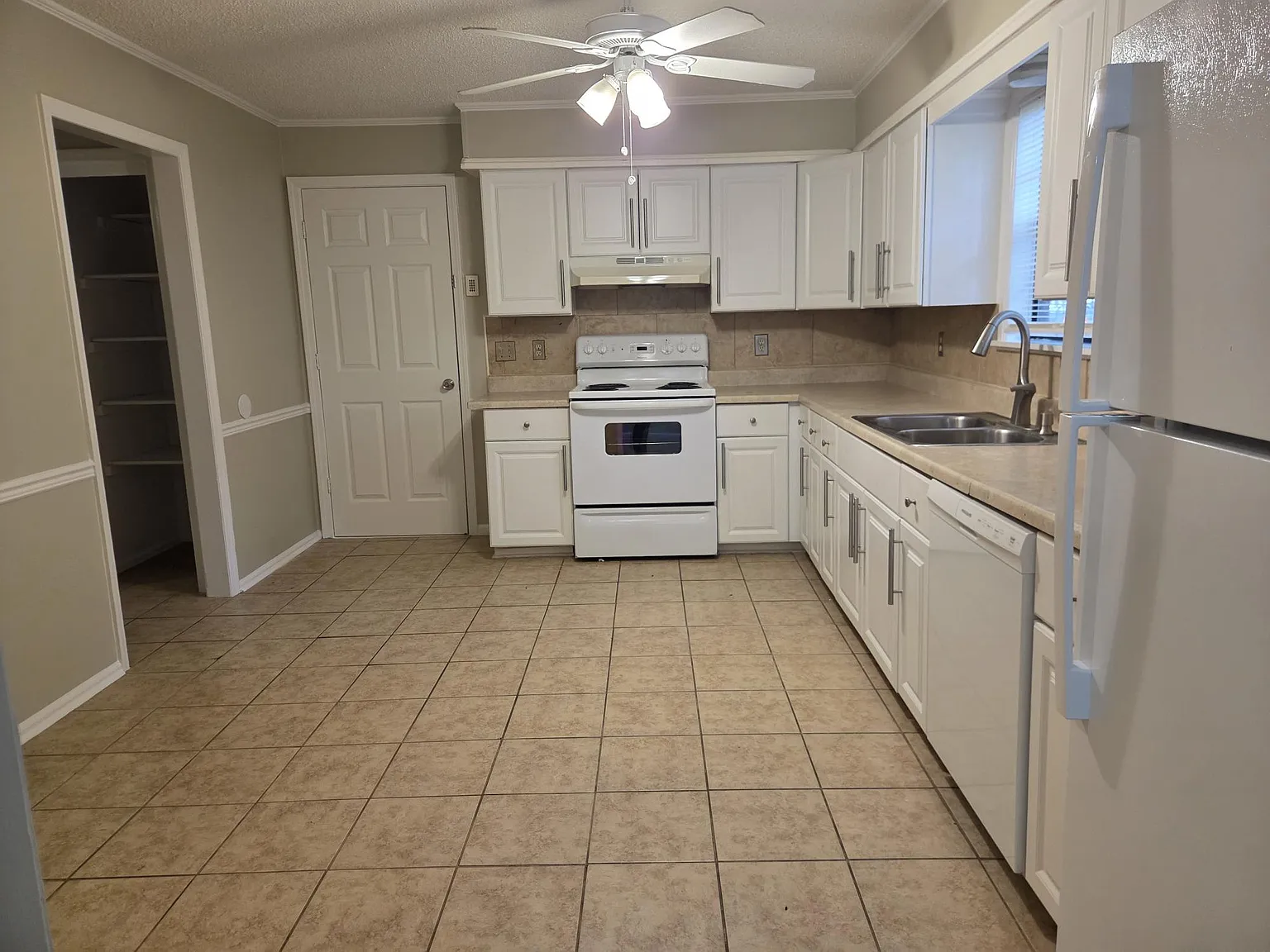 3 bed, 1656 sqft, $2,000 — Photo 2