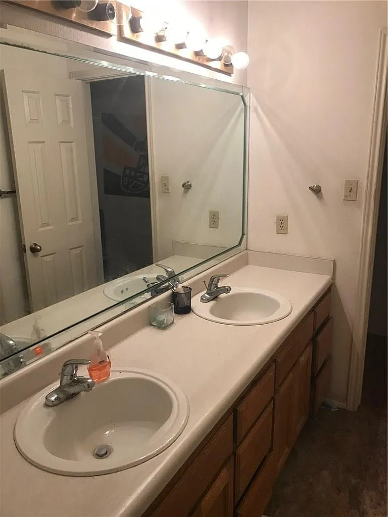 5 bed, 2.0 bath, 1952 sqft, $5,200 — Photo 4