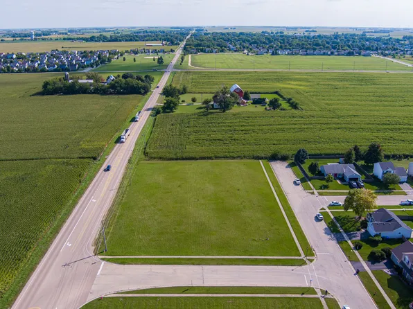 1 Stonegate Ave, Cortland, IL 60112