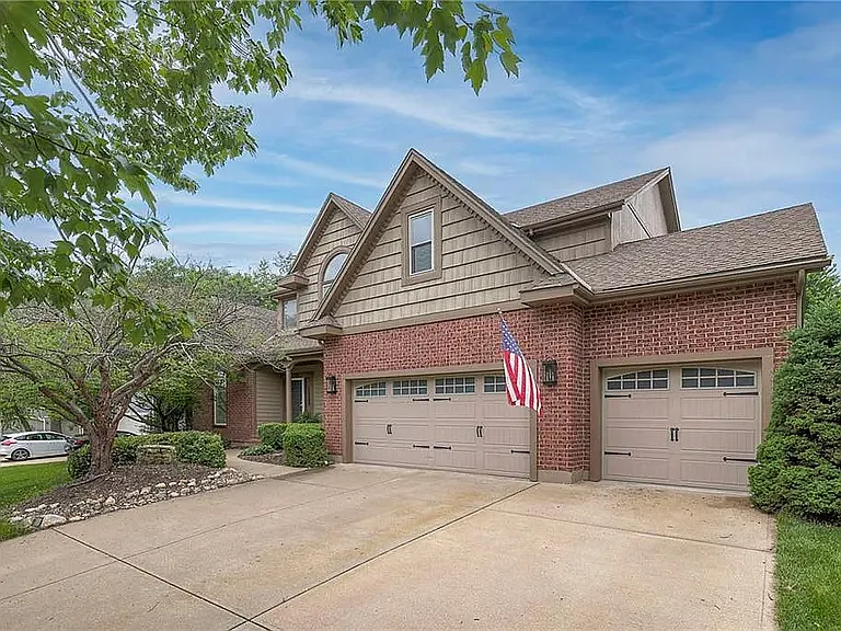 4 bed, 5034 sqft, $4,995 — Photo 1