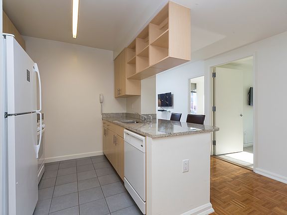 5th image of 510 W 52nd St APT 17L