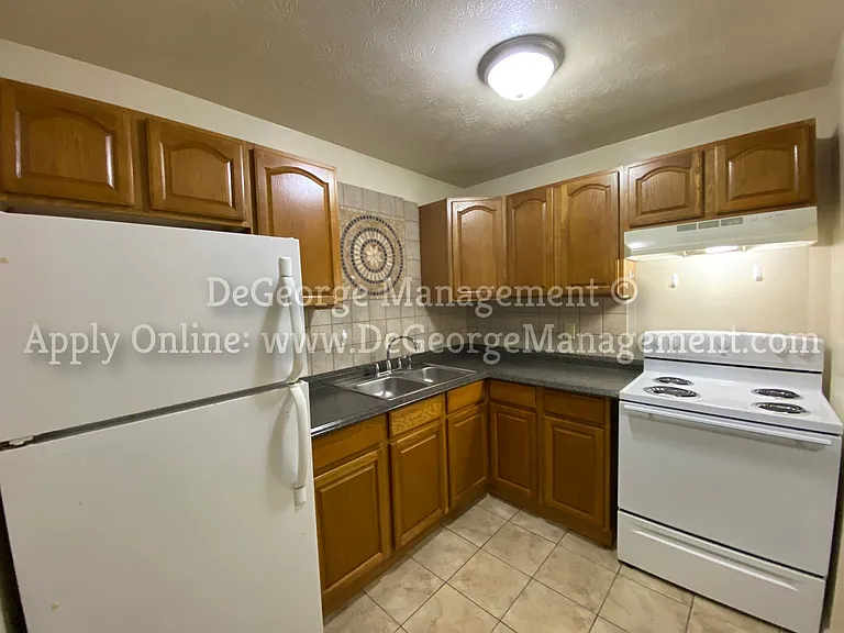 Woodside Court Apartments — Photo 24