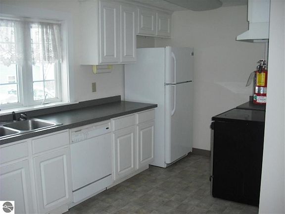 4th image of 648 E Eighth St