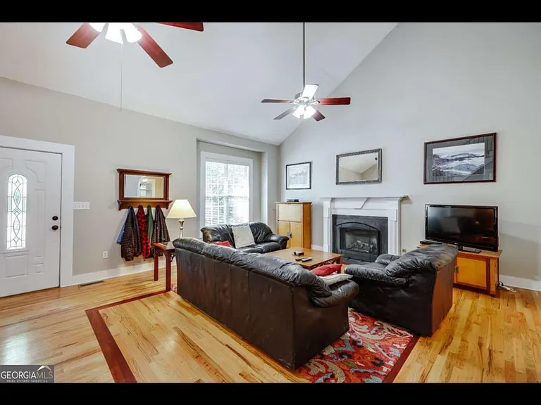 90 Hart Ave — Photo 6