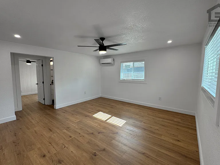 1017 E Moreland St — Photo 3