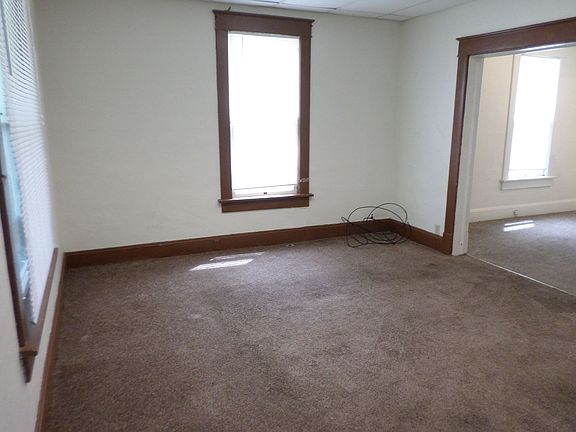 2nd image of 715 Laramie St APT 1