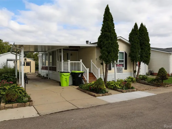 42 Brentwood Dr, White Lake, MI 48386