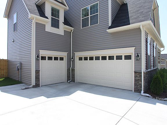 2nd image of 712 Crimson Oak Ln